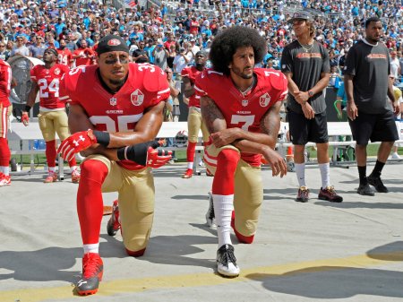 Colin Kaepernick kneeling 